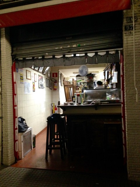 A entrada do izakaya com capacidade para 20 pessoas. No inverno, a casa também serve oden.
