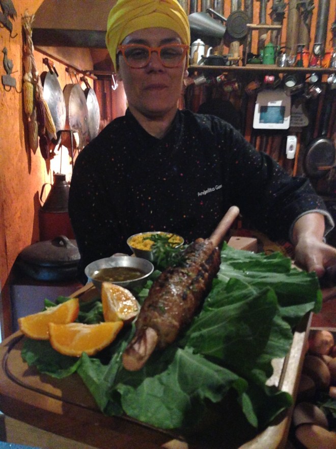 Angelita serve o Rojão, espeto gigante de carne suína feito na roda de arado.