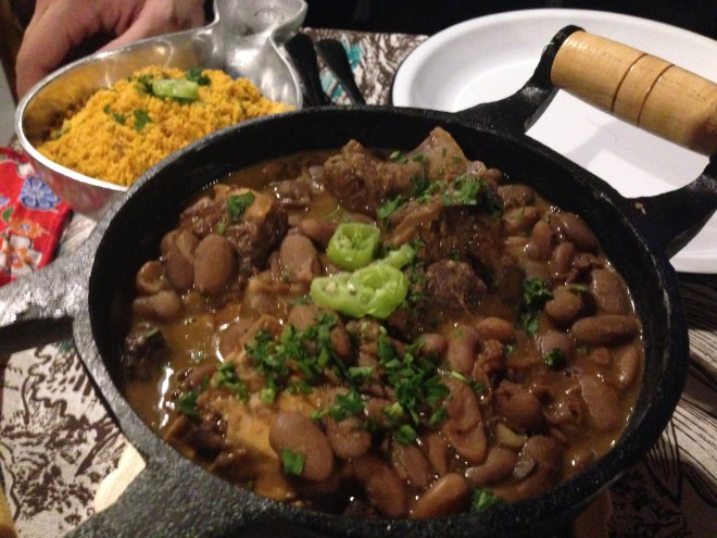 Matuto: ensopado de feijão manteiga com carne de costela e  farofa de milho com toucinho para acompanhar.