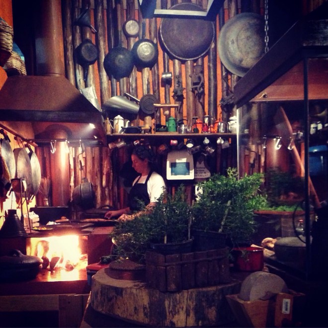 Cozinha aberta do novo Arimbá: culinária caipira de raiz tem pratos feitos na roda de arado.