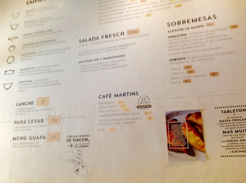 O cardápio gravado na parede do La Guapa, inclui tentadoras sobremesas, como o tabletón.