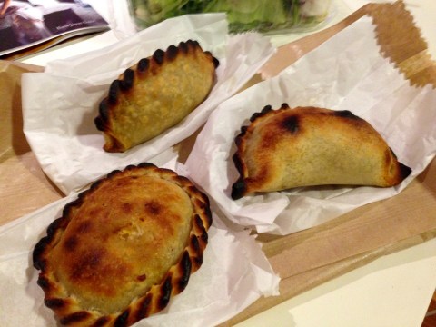 Empanadas de frango caipira, salteña (carne) e pucacapas (cebolas caramelizadas e queijo)