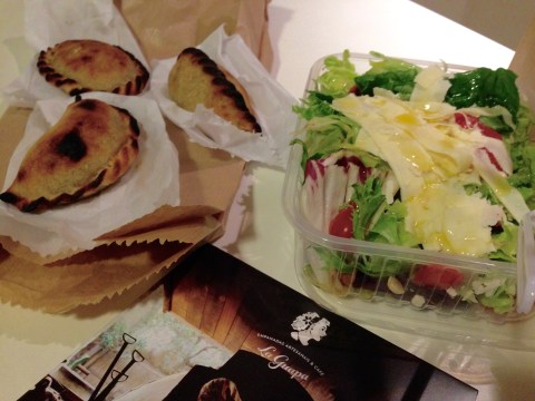 Combo do La Guapa tem duas empanadas e salada farta com fatias de queijo Canastra.