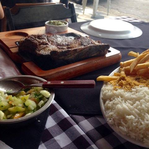 'Chuletão', vinagrete e porção generosa de arroz, fritas e farofa no Esquina Grill do Fuad.
