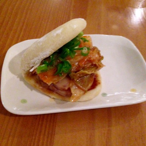 Pãozinho Bun recheado de kimchi, pancetta e cebolinha é ótima opção de entrada no 2nd Floor Noodle Bar.