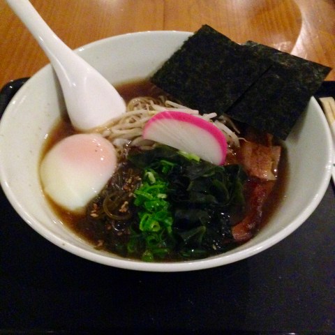 O '2nd floor lamen' tem pancetta e ovo pochê bem molinho.