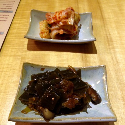 Para beliscar: kimchi (ao fundo) e alga curtida com peixe (tsukudani).