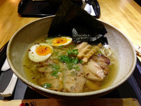 Chio Ramen do Jojo com carne de porco finalizada na grelha e caldo bem saboroso.