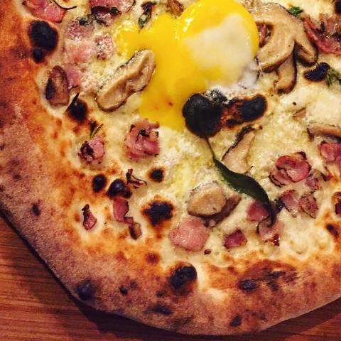 Pizza do mês da Napoli Centrale, a partir de quinta (18/8) tem mascarpone, pancetta, cogumelos e ovo estrelado. Foto: Facebook/Napoli Centrale