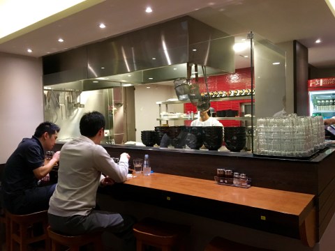 Balcão no terceiro andar da casa, que abre diariamente.