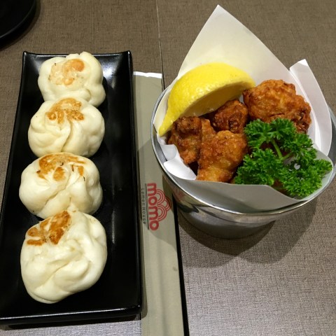 Frango frito (karaague) e pão cozido recheado de frango ou carne (...) são opções de entrada.