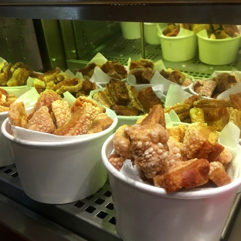 Porção de torresmos crocantes e irresistíveis do Mocotó Café.