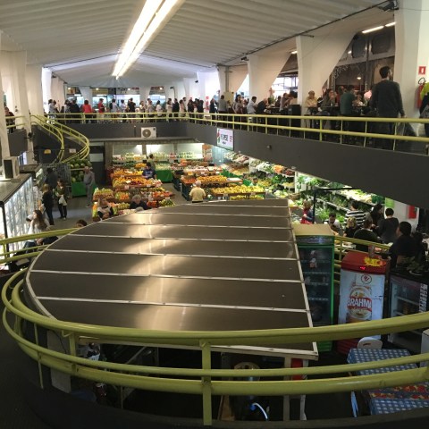 Mercado de Pinheiros tem boxes com produtos de regiões como Cerrado, Pampas e Amazônia.