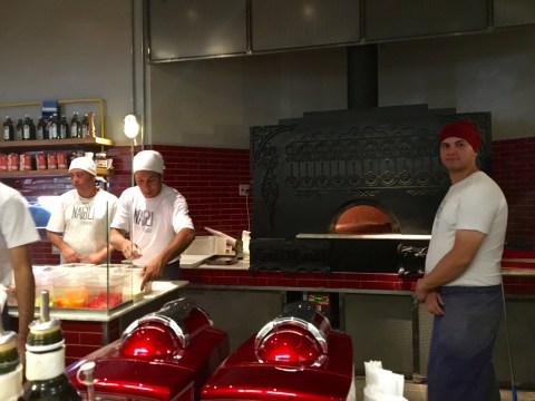 O forno italiano da Napoli Centrale, de onde saem as pizzas certificadas como 'veramente napolitanas'.