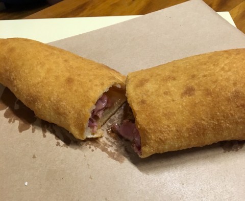 Pizza frita de calabresa na cachaça é outra opção do cardápio.