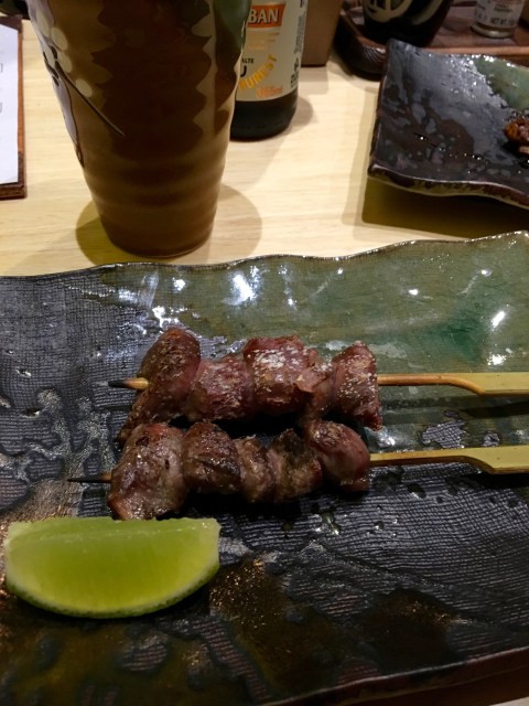 Espetinho de asinhas crocantes parcialmente desossadas (R$ 6,50).