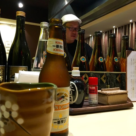 O chef Ken Mizumoto comanda a grelha no Yorimichi Izakaya, no Paraíso.