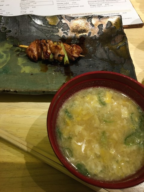 Caldo de frango com ovo e espeto de sobrecoxa com cebolinha.