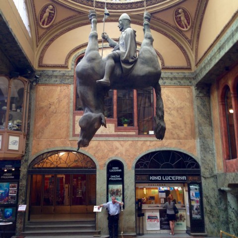 Estátua equestre de São Venceslau na escondida Galeria Lucerna.