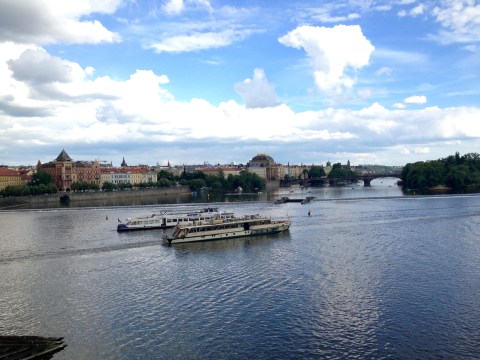 Praga vista da Ponte Carlos sobre o Rio Moldava.