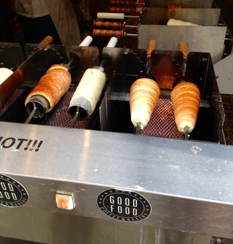 A massa do Trdelník, o doce mais tradicional da cidade.