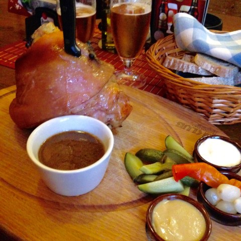 O desafiador joelho de porco com picles do restaurante Amos.