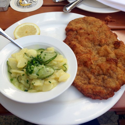 Despedida com Wiener Schnitzel, na cervejaria Augustine.