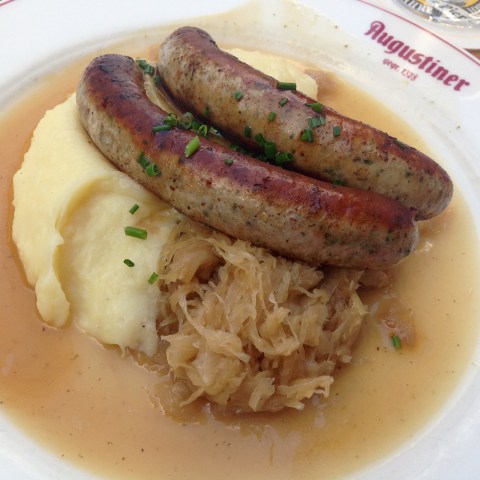 Linguiça artesanal grelhada, purê de batatas e chucrute.