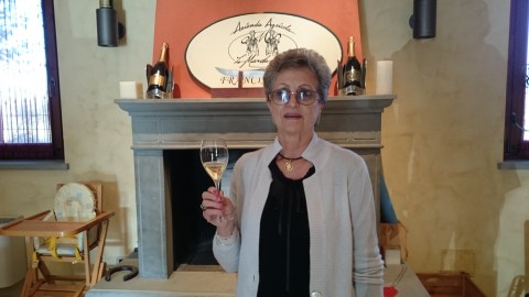 A matriarca da família Baetta, dona Giuliana brinda com um dos champagnes à italiana produzidos na vinícola da família.
