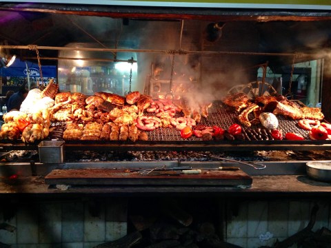 A parrilha da Estación Del Puerto, no tradicional Mercado del Puerto.