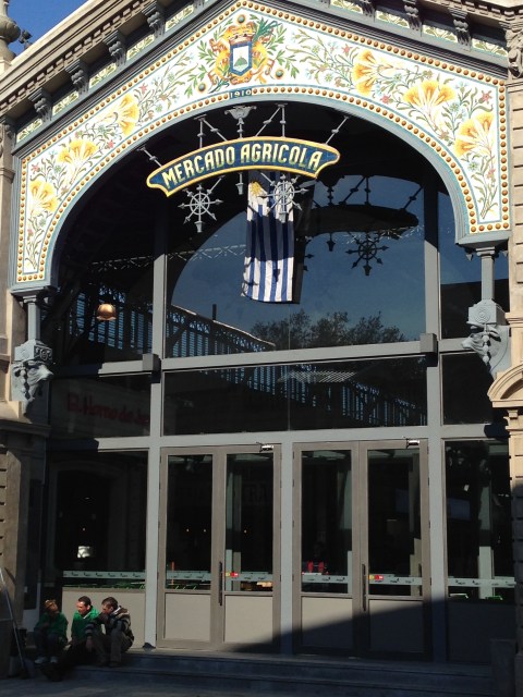 Entrada do Mercado Agrícola de Montevideo, ótimo lugar para passear e descobrir os sabores locais.