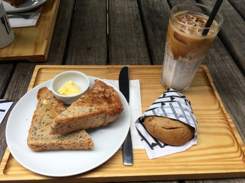Combo Keirin com pão de linhaça torrado, latte gelado e cookie (R$ 23).